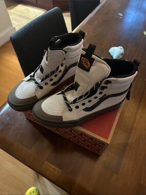 NIB Vans Sk8-Hi waterproof insulated boot